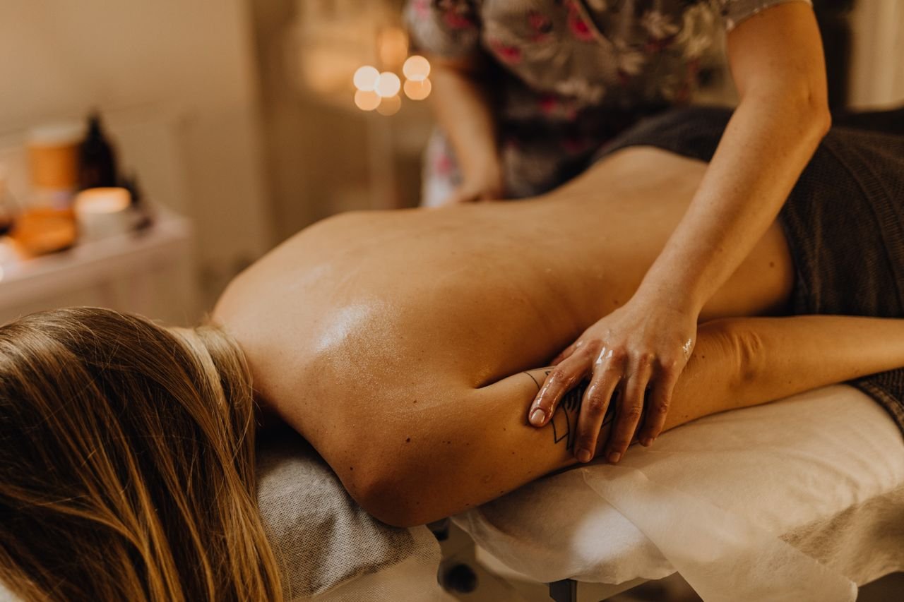 Mastering the First Impression: Your intriguing post title goes here A soothing massage session in a tranquil spa, focusing on relaxation and wellness.